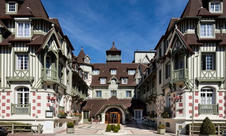 Una actualización de diseño continuo para un ícono del hotel de Deauville, Francia, desde 1912 – superficie Una actualización de diseño continuo para un ícono del hotel de Deauville, Francia, desde 1912 – superficie