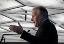 Poloz dijo que le sucedió al mercado laboral canadiense en lugar de solo un impacto comercial.