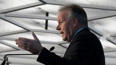 Poloz dijo que le sucedió al mercado laboral canadiense en lugar de solo un impacto comercial.