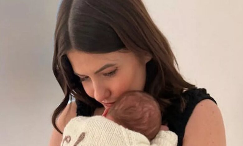 Amy Vivian de la capital FM dijo: ‘Tengo la sepsis mortal para amamantar el Charlie de mi bebé
