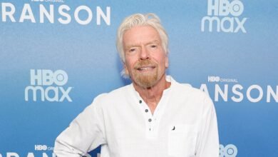 Richard Branson mostró la lesión de la cara traviesa después de empujar la ventana del hotel