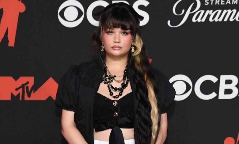 Lola Young entró en el escenario después de cancelar el concierto debido a la salud mental