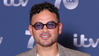 Ryan Thomas lleva la paloma a la casa después de la creencia de que el pájaro es su difunto padre
