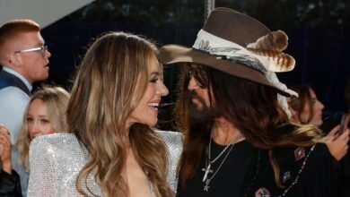 Alquiler Harley Snogs Billy Ray Cyrus Únase al Premio Nacional de Televisión con su hijo como pareja