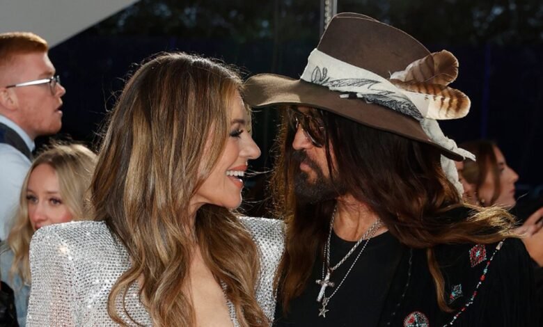 Alquiler Harley Snogs Billy Ray Cyrus Únase al Premio Nacional de Televisión con su hijo como pareja