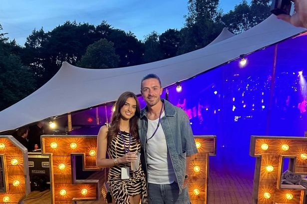 Jack Grillies se unió a la novia y la hija en la fiesta temática del festival para su 30º