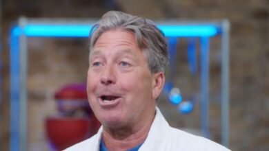 El juez de Masterchef, John Trood, se cepilla del hacha mientras se cocina durante la campaña final