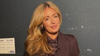 Cat Delicate Trendy muestra el estilo de otoño porque él se pone los tonos de esta temporada