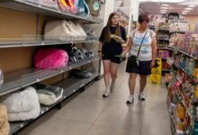 La confianza del consumidor es menor de lo esperado debido a los aparatos ortopédicos de Wall Street para el cierre de datos.