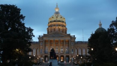 Los adolescentes hicieron pastores a Iowa después de que fueron retirados de los baños. El país ahora pagará $ 85,000