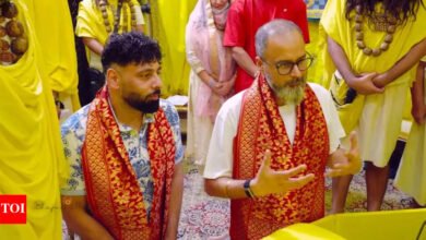El rey Vrindavan visitó Premananda Maharaj, escuchando el conocimiento de los gurús sobre la vida en silencio: Foto. Noticias de la película hindi