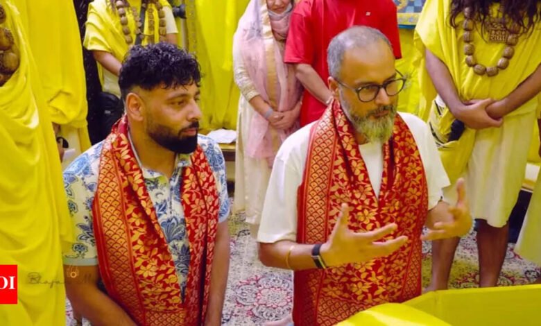 El rey Vrindavan visitó Premananda Maharaj, escuchando el conocimiento de los gurús sobre la vida en silencio: Foto. Noticias de la película hindi