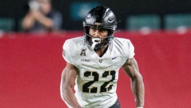El jugador de fútbol militar Larry Pickett Jr. rescata al hombre del tren