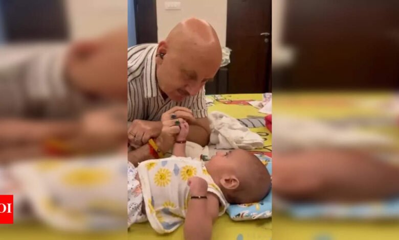 Anupam Kher presenta a la nieta al nombre, y ha hecho una gran broma sobre sus acusaciones sobre Chudachudi.