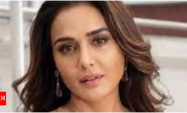 Pretty Zinta les ha advertido que los ‘detengan’ en los paparazzi para ingresar a su edificio. Noticias de la película hindi Pretty Zinta les ha advertido que los ‘detengan’ en los paparazzi para ingresar a su edificio. Noticias de la película hindi