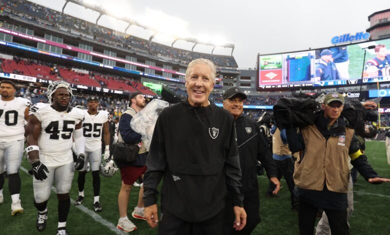 Antes de ganar la Semana 1, el entrenador Raiders Pete Carroll destruyó la mesa blanca