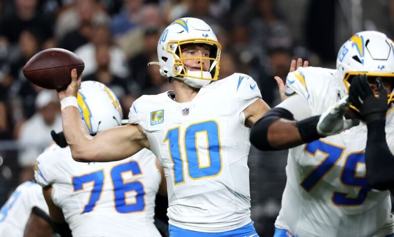 Justin Herbert controla el juego ganador de Chargers sobre Raiden. Justin Herbert controla el juego ganador de Chargers sobre Raiden.
