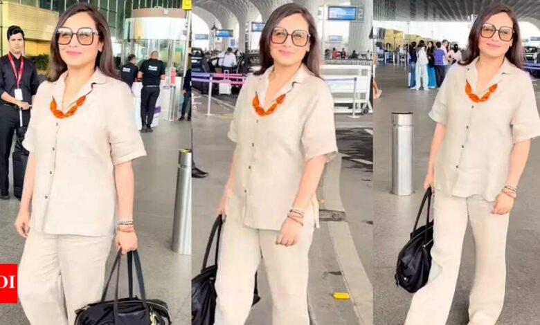 Rani Mukherjee vio en el aeropuerto de Mumbai; ¿Está volando a Polonia para ‘Raja’ de Shah Rukh Khan? | Noticias de la película hindi Rani Mukherjee vio en el aeropuerto de Mumbai; ¿Está volando a Polonia para ‘Raja’ de Shah Rukh Khan? | Noticias de la película hindi