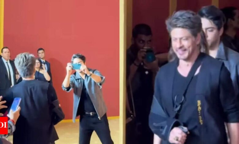 Shah Rukh Khan posa con paparazzi y enterró el hacha; Arya Khan captura el momento, la respuesta a los internautas – Mira el video | Noticias de la película hindi Shah Rukh Khan posa con paparazzi y enterró el hacha; Arya Khan captura el momento, la respuesta a los internautas – Mira el video | Noticias de la película hindi