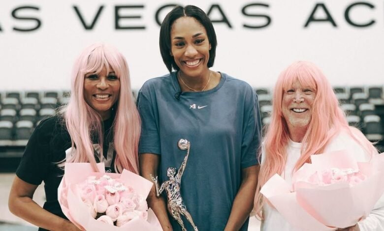 Raiden, Aces, Mark Davis, celebra el MVP de A’ja Wilson con una peluca rosa. Raiden, Aces, Mark Davis, celebra el MVP de A’ja Wilson con una peluca rosa.