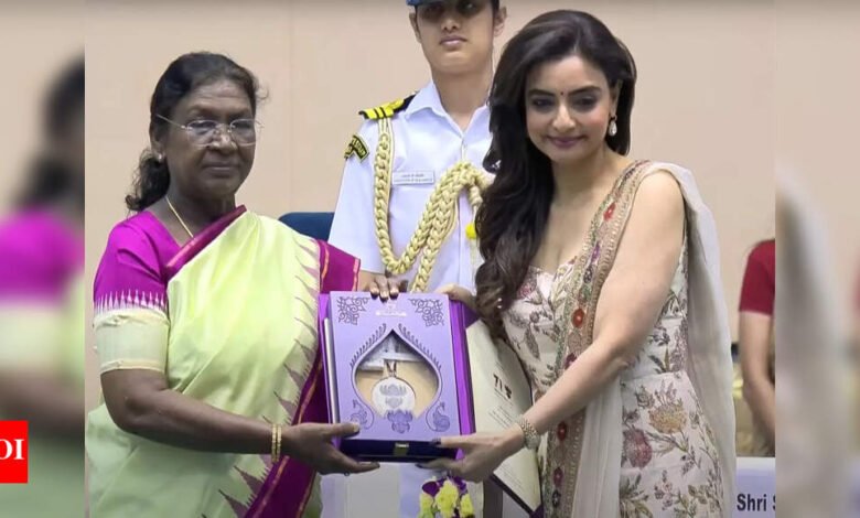 El veterano comerciante ganó el Premio Nacional de Cine a la mejor coreografía, la amiga Rani Mukherjee capturó este momento especial en su teléfono. Noticias de la película hindi