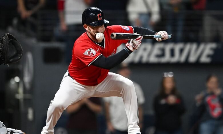 David Fry de Guardians se llevó después de 99 mph. Pitch golpea la cara
