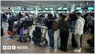 La Agencia Nacional del Crimen del Reino Unido dice que ha arrestado a un hombre en relación con un ataque cibernético que ha causado días de interrupción en Heathrow y otros aeropuertos europeos (Imran Rahman-Jones/BBC)