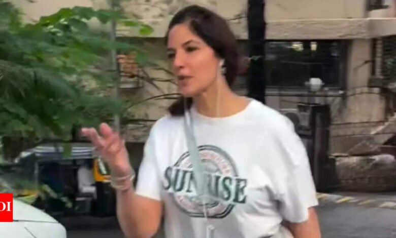 La novia de Amir Khan, Gauri Sprite, estaba molesta por los paparazzi de rodearlo mientras caminaba: “Ary no me deja solo”. Noticias de la película hindi La novia de Amir Khan, Gauri Sprite, estaba molesta por los paparazzi de rodearlo mientras caminaba: “Ary no me deja solo”. Noticias de la película hindi