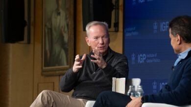 El ex CEO de Google explicó por qué no le gusta el trabajo desde casa.