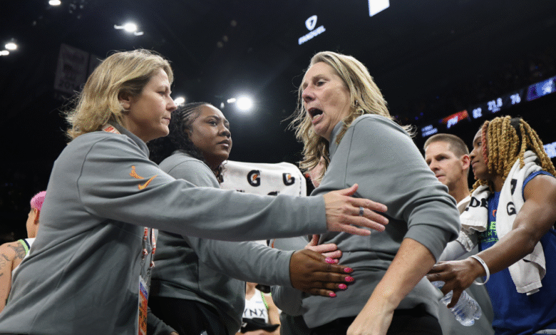 El entrenador Lynx Cheryl Reeve se alejó, la estrella Naphesa Collier resultó herida después de ninguna llamada final en la derrota del Juego 3 contra Mercury