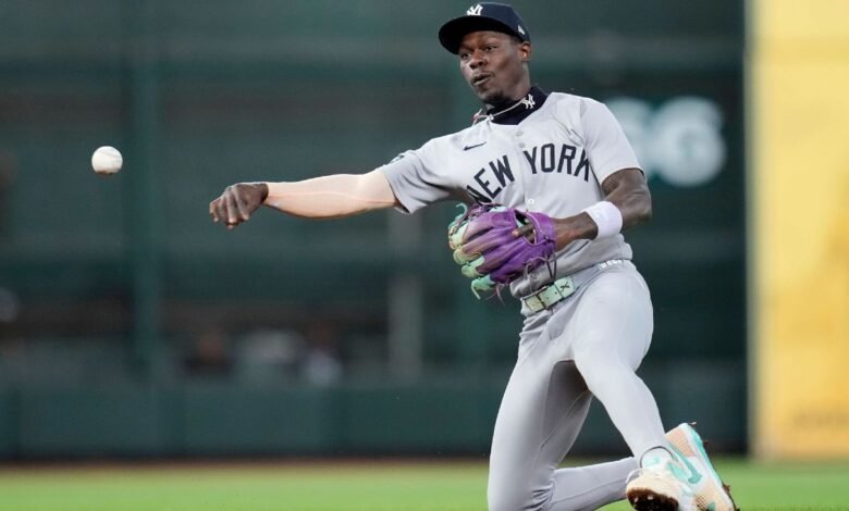Jazz Chisholm Jr. Dejando el juego de los Yankees después de ser golpeado