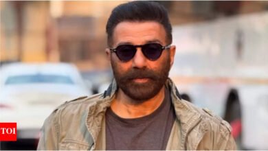 Sunny Deol se fue a la boda de su sobrino, burlándose de las noticias de películas hindi en el camino a Delhi.