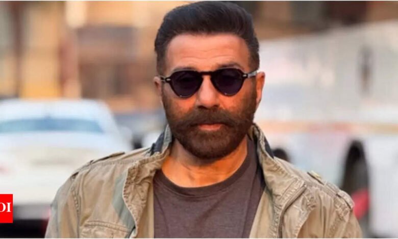 Sunny Deol se fue a la boda de su sobrino, burlándose de las noticias de películas hindi en el camino a Delhi.