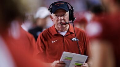 Desde una solución temporal al entrenador: Bobby Petrino es el jefe de cerdos de Arkansas nuevamente con un disparo que se redimió.