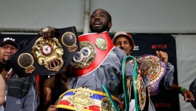 Boxer Terence Crawford se vende después del desfile para honrar