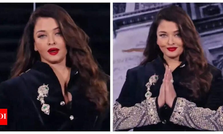Semana de la moda de París: elparary Shawar Rai Bachchan Stans en la pista; Brillando con un vestido negro brillante