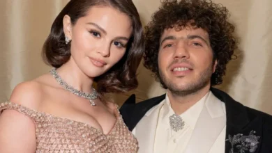 Selina Gómez personalizada Ralph Lauren usa una novia vestida, Benny Blanco gira el clásico Taxido