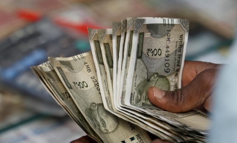 Rupee cae 10 paise para cerrar en el mínimo histórico de 88.19 frente al dólar estadounidense Rupee cae 10 paise para cerrar en el mínimo histórico de 88.19 frente al dólar estadounidense