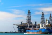 Las ganancias de Rosneft se sumergen 68% como resultados de exceso de oferta de petróleo y sanciones H1 Resultados