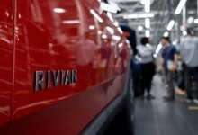 Rivian devuelve 24,000 vehículos, más el problema del software para ayudar a la autopista.