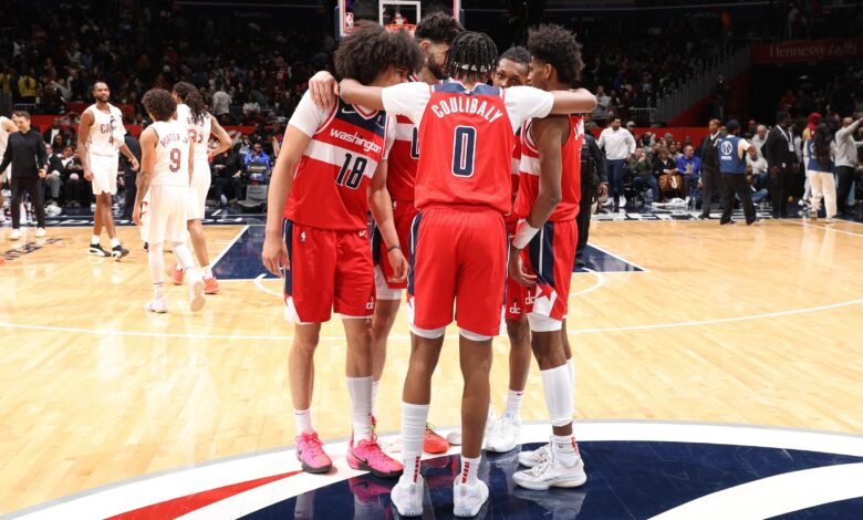 Wizards lanzó el uniforme de Gold City Edition para la NBA de la temporada 2025-26 en fotos de video.
