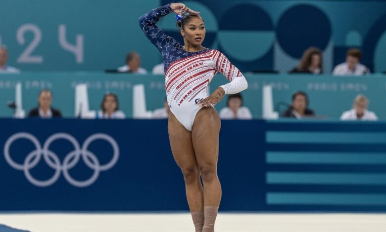 Título masculino Davis, Jordan Chiles estimula a los fanáticos en la temporada 34 de Dancing With the Stars.