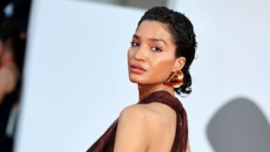 India Moore llama a Ryan Murphy debido a su falta de “forma” afeitada de tránsito
