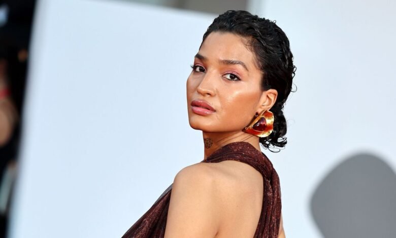 India Moore llama a Ryan Murphy debido a su falta de “forma” afeitada de tránsito