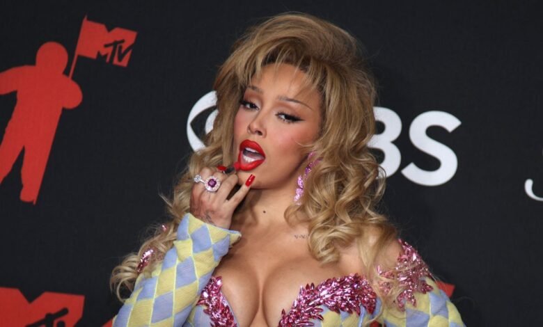 Doja Cat tiene una risa inicial de su nuevo álbum, “View”. Internet cree que es RuPaul’s Doja Cat tiene una risa inicial de su nuevo álbum, “View”. Internet cree que es RuPaul’s
