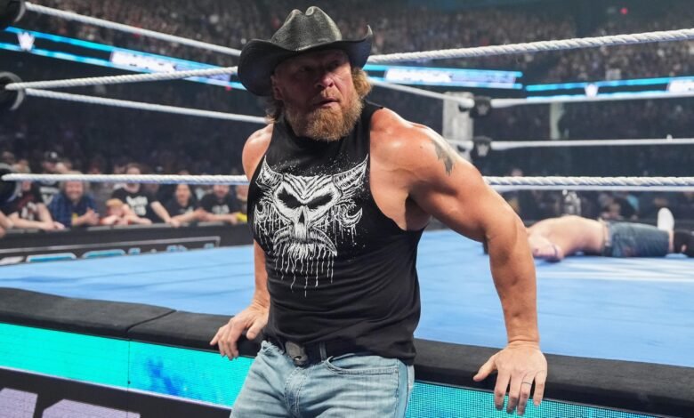 Brock Lesnar se rasga los pantalones entregando F5 a R-verdad en WWE Smackdown Brock Lesnar se rasga los pantalones entregando F5 a R-verdad en WWE Smackdown