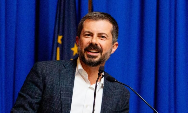 Pete Buttigieg tiene “curiosidad” sobre preguntas sexuales que “muy específicas” de Tucker Carlson