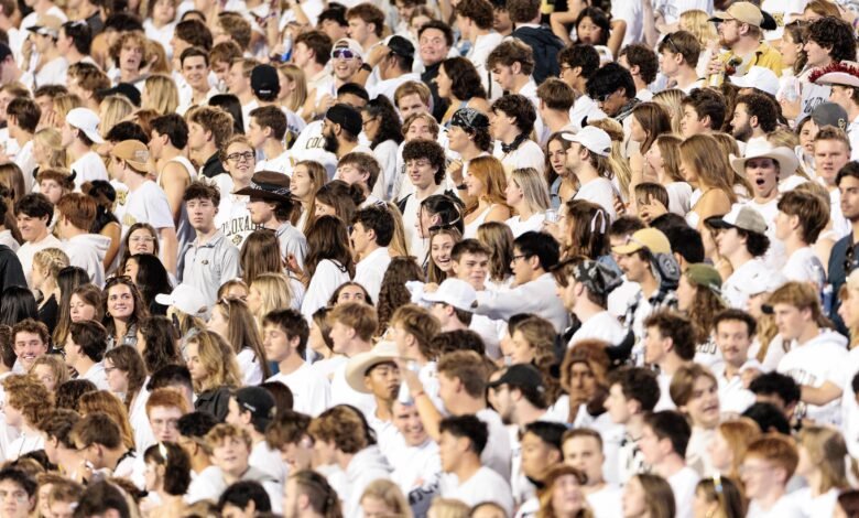 El fútbol de Colorado multó a $ 50k por los cantos ‘odiosos’ de los fanáticos durante la pérdida de BYU El fútbol de Colorado multó a $ 50k por los cantos ‘odiosos’ de los fanáticos durante la pérdida de BYU