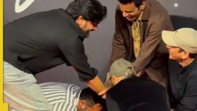 Manoj Vajpayee Anurag Kashyap, Jaydeep Ahlawat, Vijay Verma Rush para tocar su pierna como Rush