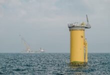 Instalación de fundaciones monopiles completos en el parque eólico en alta mar más grande de Dinamarca